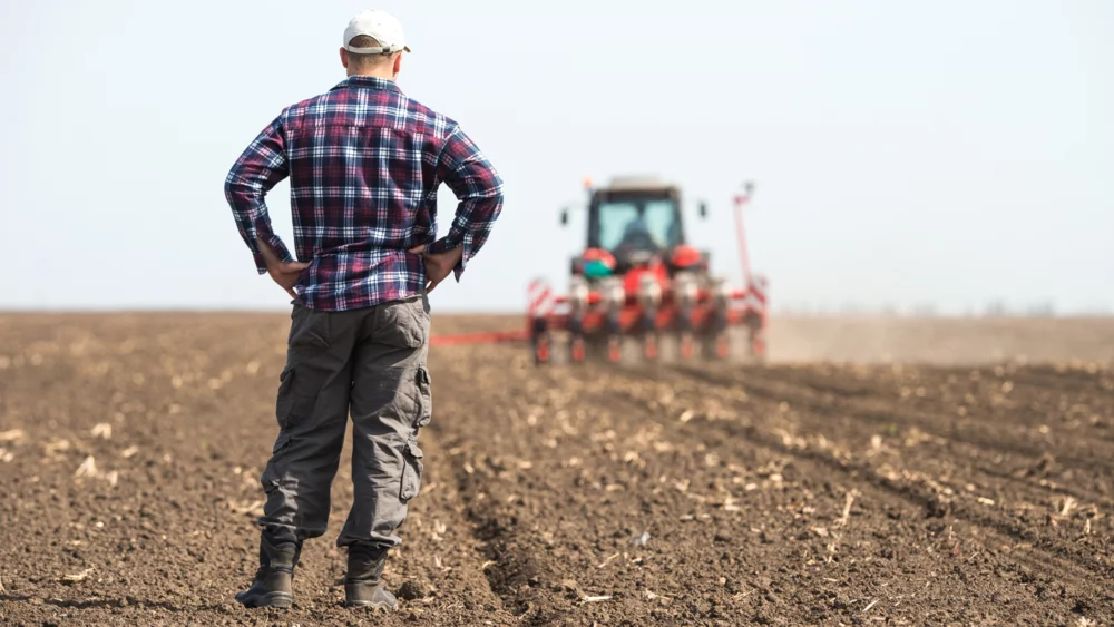 Agriculteur et son tracteur