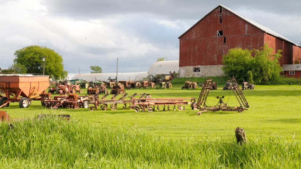 Ferme avec matériel agricole