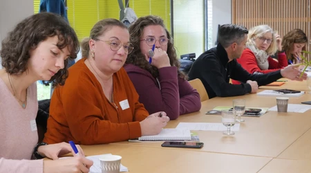 Les participants à la visite sur site réfléchissent aux solutions pour répondre aux problématiques de la légumerie.