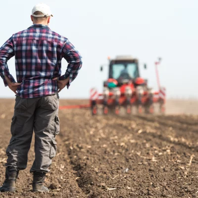 Agriculteur et son tracteur