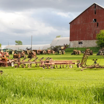 Ferme avec matériel agricole